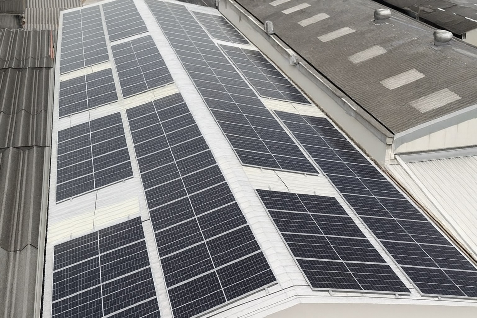 Placas solares na fábrica